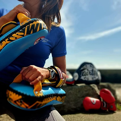 Alicia Fourcade présente ces nouveaux pao bleu et jaune sur la plage de Saint-Nazaire