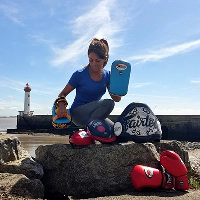 Alicia Fourcade est sur un rocher sur la plage de Saint-Nazaire présentant ses nouveautés en termes d'équipement sportif